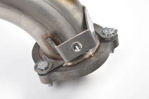  Track-proven mechanical locking system that prevents the downpipe bolts from unwinding